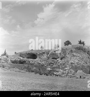 Jordan 1948-1949  Jerusalem. Rock formation in the shape of a human skull near the Garden of the Tomb, outside the old town near the Damascus Gate. Here in the 19th century the British general Chrales G. Gordon placed the St. Tomb Date: 1948 Location: Garden of the Tomb, Jerusalem, Jordan Keywords: cemeteries, graves, caves, shrines, rocks Personal name: Gordon, Charles George Stock Photo