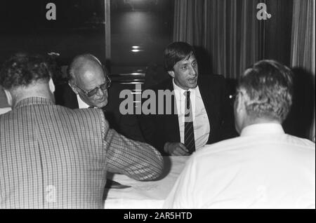 Johan Cruijff for disciplinary committee KNVB Date: September 25, 1985 Keywords: sports, disciplinary committees, football Personal name: Cruijff, Johan Stock Photo