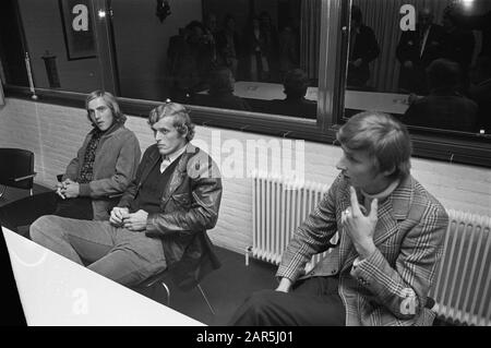 Johan Neeskens (Ajax), Piet Keizer (Ajax), and Hugo Hovenkamp (Groningen) for disciplinary committee KNVB to Zeist Annotation: Keizer and Hovenkamp were from the field by referee Hoppenbrouwer sent in the match FC Groningen-Ajax. Johan Neeskens had received a note Date: 17 September 1971 Location: Zeist Keywords: disciplinary law, football, footballers Personal name: Hovenkamp, Hugo, Keizer, Piet, Neeskens, Johan Stock Photo