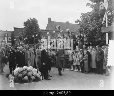 Queen Juliana and prince Bernhard visit the Rhine Lakes Region Date: May 20, 1954 Keywords: visits, Queen Person name: Bernhard, prince, Juliana, Queen Stock Photo