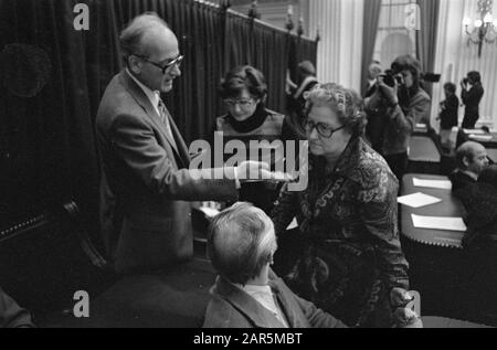 Chamber debate concerning the disappearance of war criminal Menten; v.l.n.r. Wolf (CPN), Mrs Van Veenendaal (DS70) and Mrs Van Leeuwen (AR) Date: 18 November 1976 Keywords: Debatten, war criminals Personal name: Van Leeuwen, Veenendaal-van Meggelen, Fia of Institutionname: AR, DS'70 Stock Photo