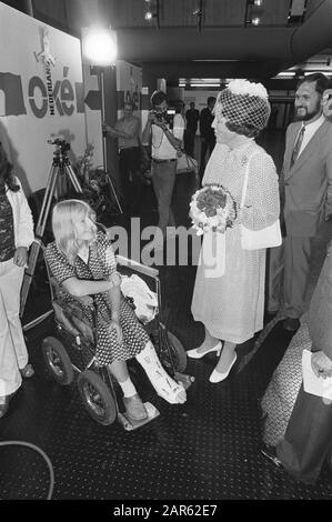 Queen Beatrix opens in the Rotterdam Ahoy-hall the Dutch Oké fair, decorated as part of the national health week  Queen Beatrix in conversation with a disabled lady in a wheelchair on the Netherlands Ok fair in the Rotterdam Ahoyhallen during the National Health Week Date: 29 August 1981 Location: Rotterdam, Zuid-Holland Keywords: fairs, disabled, disabled facilities, health, queens Personal name: Beatrix (queen Netherlands) Stock Photo