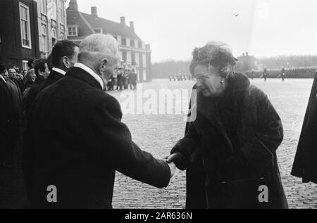 Military defilé for palace Huis ten Bosch in The Hague on the occasion of the 300th anniversary of the Marine Corps  Queen Juliana greets former Marines during the ceremony at Huis ten Bosch Date: 9 December 1965 Location: Den Haag, Zuid-Holland Keywords: jubilees, queens, marines, palaces Personal name: Juliana (queen Netherlands) Institution name: Huis Ten Bosch Stock Photo