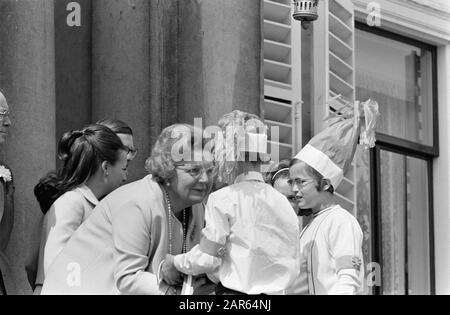 Queen Juliana turns 60 years  Queen Juliana is 60 years old. Queen Juliana listens to children, behind her princess Margriet and Pieter van Vollenhoven Date: 30 april 1969 Keywords: queen day Personal name: Juliana (queen Netherlands), Margriet, princess, Vollenhoven, Pieter van Stock Photo