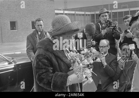 Queen Juliana has the first Dutch nuclear power plant in Dodewaard in operation  Queen Juliana receives flowers on arrival Date: March 26, 1969 Location: Dodewaard, Gelderland Keywords: flowers, power plants, nuclear power person name: Juliana, queen Stock Photo