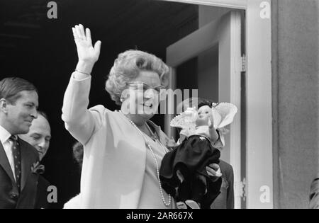 Queen Juliana turns 60 years  Queen Juliana waving a doll in dress in her hand Date: April 30, 1969 Personal name: Juliana, Queen Stock Photo