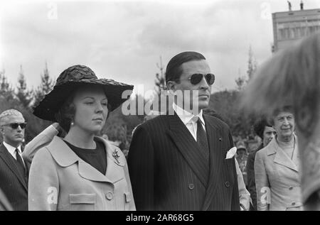 State visit royal family to Ethiopia  Wreath laying by Queen Juliana and Prince Bernhard at the Victory Monument; here Princess Beatrix and Prince Claus Date: January 27, 1969 Keywords: Queen wreaths Personal name: Beatrix, princess, Claus, prince Stock Photo