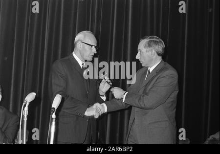 Official installation of the new president of the CNV in Utrecht  Left the outgoing chairman Jan van Eibergen, who hands the new chairman Jan Lanser the gavel Date: 10 July 1969 Location: Utrecht (prov), Utrecht (city) Keywords: office acceptions, trade unions, chairmen Personal name: Eibergen, J. van, Lanser, J. Institution name: CNV Stock Photo