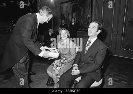 Wedding declaration of Princess Christina and Jorge Guillermo in the City Hall in The Hague  Deputy Mayor Happel offers the couple a gift Date: June 18, 1975 Location: The Hague, Zuid-Holland Keywords: gifts, marriages, deputy mayors, princesses, town halls Personal name: Christina, princess, Guillermo, Jorge, Happel, Henk Stock Photo