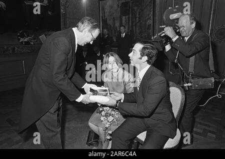 Wedding declaration of Princess Christina and Jorge Guillermo in the City Hall in The Hague  Deputy Mayor Happel offers the couple a gift Date: June 18, 1975 Location: The Hague, Zuid-Holland Keywords: gifts, marriages, deputy mayors, princesses, town halls Personal name: Christina, princess, Guillermo, Jorge, Happel, Henk Stock Photo