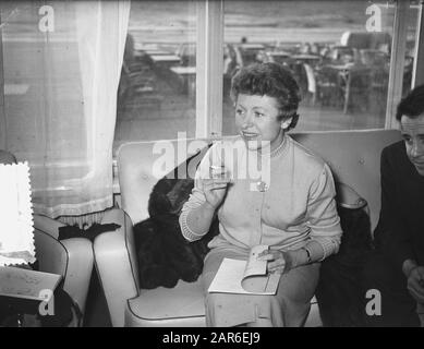 Performance Patachou Kurhaus Scheveningen Date: 21 april 1955 Location: Scheveningen, Zuid-Holland Keywords: Performance Institution name: Kurhaus Stock Photo