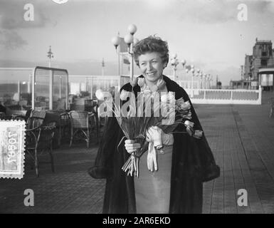 Performance Patachou Kurhaus Scheveningen Date: 21 april 1955 Location: Scheveningen, Zuid-Holland Keywords: Performance Institution name: Kurhaus Stock Photo