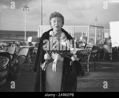 Performance Patachou Kurhaus Scheveningen Date: 21 april 1955 Location: Scheveningen, Zuid-Holland Keywords: Performance Institution name: Kurhaus Stock Photo