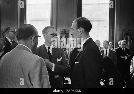 Ministers of Finance of the EEC countries meeting Amsterdam City Hall, arrival minister Witteveen at the City Hall Date: 20 July 1964 Keywords: arrivals, town halls Personal name: Witteveen, Johan Institution name: EEG Stock Photo