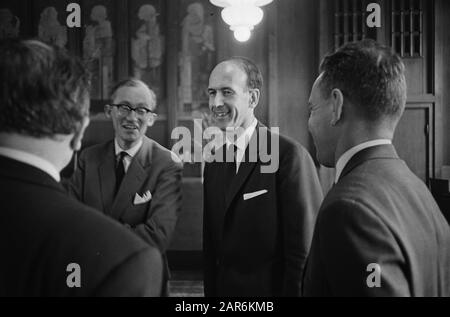 Ministers of Finance of the EEC countries meeting Amsterdam City Hall, arrival minister Witteveen at the City Hall Date: 20 July 1964 Keywords: arrivals, town halls Personal name: Witteveen, Johan Institution name: EEG Stock Photo