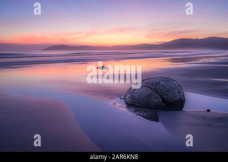 Sunrise at Moeraki Boulders, New Zealand Stock Photo