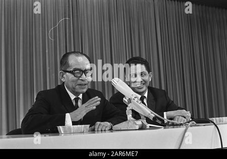 Mohammed Halta (left) passing through Schiphol right Sudjarwo Tjondronegoro Annotation: former Prime Minister and vice president of Indonesia Date: 12 October 1967 Location: Schiphol Keywords: press conferences, politicians Personal name: Hatta, Mohammad, Sujarwo, Tjondronegoro Stock Photo