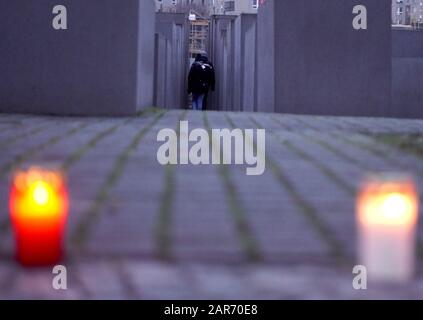 Berlin, Germany. 26th Jan, 2020. Candles are burning at the Holocaust Memorial. 27.01.2020 marks the 75th anniversary of the liberation of the concentration and extermination camp Auschwitz-Birkenau. Credit: Kay Nietfeld/dpa/Alamy Live News Stock Photo