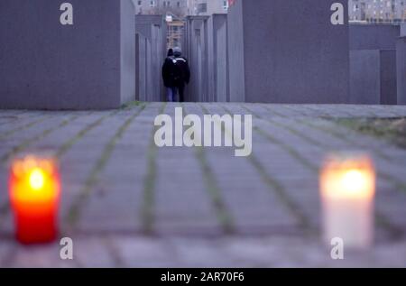 Berlin, Germany. 26th Jan, 2020. Candles are burning at the Holocaust Memorial. 27.01.2020 marks the 75th anniversary of the liberation of the concentration and extermination camp Auschwitz-Birkenau. Credit: Kay Nietfeld/dpa/Alamy Live News Stock Photo