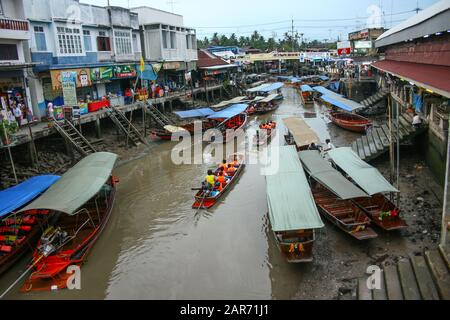 Thailand-May 11,2008 : Amphawa Floating Market, Samut Songkhram, Amphawa is a district of Samut Songkhram Province, at the northwestern tip of the Bay Stock Photo