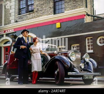 London 1970s, elegant couple, 1936 Rolls-Royce 20/25 H.J. Mulliner limousine car, Harwood Arms pub, Hammersmith, England, UK, GB, Great Britain, Stock Photo