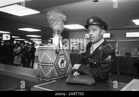 Assignment Haagsche Courant en Delftse Courant. - Kapt. Van der Sluis at Schiphol Date: 16 March 1970 Location: Noord-Holland, Schiphol Personal name: Haagsche Courant, Kapt. Van der Sluis Stock Photo