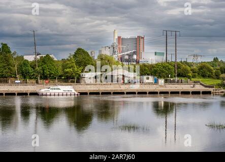 The River Shannon with the peat-burning Shannonbridge Power Station, Shannonbridge, County Offaly, Ireland, from the Roscommon side of the river Stock Photo