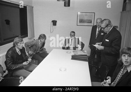 Piet Keizer and Huo Hovenkamp (Groningen) for disciplinary committee KNVB in Zeist, standing Ajax chairman Jaap van Praag, right Jaap Bos (Groningen) Annotation: Keizer and Hovenkamp were by referee Hoppenbrouwer sent out of the field in the match FC Groningen-Ajax. Johan Neeskens had received a note Date: 17 September 1971 Location: Zeist Keywords: disciplinary, footballers Personal name: Hovenkamp, Hugo, Keizer, Piet, Prague, Jaap van Stock Photo