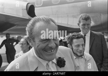Premiere of the film Knotsmad guys in their flying crates (English title Those Magnificent Men in Their Flying Machines) in the Netherlands. Arrival actor Terry Thomas at Schiphol Date: 15 July 1965 Location: Noord-Holland, Schiphol Keywords: actors, airports Person name: Thomas, Terry Stock Photo