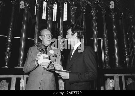 Prince Bernhard awards World Press Photo 1982 to Manuel Perez Barriopedro, of the failed coup in Spain Date: April 7, 1982 Keywords: photography, awards Personal name: Barriopedro, Bernhard, prince Institution name: World Press Photo Stock Photo