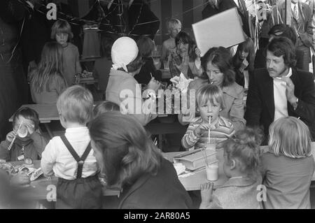 Princess Beatrix, Prince Claus and their children Constantijn, Johan-Friso and Willem-Alexander at the opening of the event Child and Environment at the Floriade 1972 in Amsterdam  Princess Beatrix during the consuming a drink, Prince Johan-Friso (with straw), Prince Constantine (l, seen on the back) Date: June 1, 1972 Location: Amsterdam, Noord-Holland Keywords: visits, meals, princesses, princesses Personal name: Beatrix, princess, Constantine, prince, Johan-Friso, prince Institution name: Floriade Stock Photo