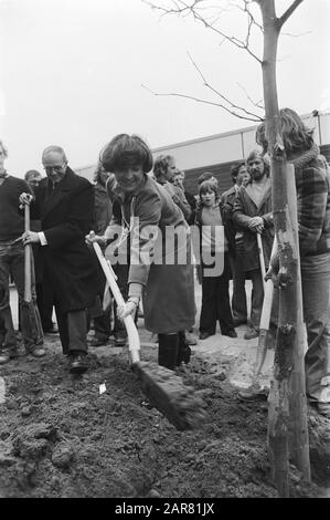 Princess Margriet plants a tree on the tree holiday in Almere Haven  Princess Margriet digs a pit for a plantation Date: March 16, 1977 Location: Almere, Flevoland Keywords: trees, children, ceremonies, princesses Personal name: Margriet, princess Stock Photo