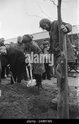 Princess Margriet plants a tree on the tree holiday in Almere Haven  Princess Margriet digs a pit for a plantation Date: March 16, 1977 Location: Almere, Flevoland Keywords: trees, children, ceremonies, princesses Personal name: Margriet, princess Stock Photo