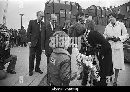 Princess Margriet plant with students a tree on the tree holiday in Almere Haven  Princess Margriet receives flowers on arrival Date: March 16, 1977 Location: Almere, Flevoland Keywords: trees, children, ceremonies, princesses Personal name: Margriet, princess Stock Photo