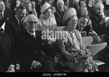 Erasmus Prize 1972 in the auditorium of the Royal Institute for the Tropics in Amsterdam  Professor Piaget and Queen Juliana during the meeting Date: 7 June 1972 Location: Amsterdam, North Holland Keywords: professors, queens, awards, scientific awards Personal name: Juliana (queen Netherlands), Piaget, Jean