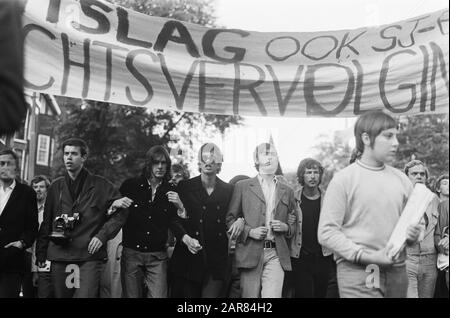 Protest demonstration students and workers against lawsuits of Magdeburg house-occupiers from Westermarkt Adam, Regtien and Verhey Date: June 12, 1969 Location: Amsterdam, Noord-Holland Keywords: WORKERS, STUDENTS, procession Personal name: Westermarkt Stock Photo
