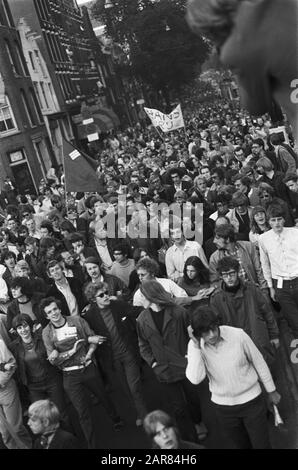 Protest demonstration students and workers lawsuits against Magdeburg house-occupiers from Westermarkt Amsterdam, procession with banner Date: June 12, 1969 Location: Amsterdam, Noord-Holland Keywords: WORKERS, banners, procession Personal name: Westermarkt Stock Photo