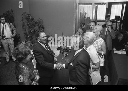 Reception director C. Verolme in connection with 25 years Verolme machinefabriek IJsselmonde, Rotterdam, (l) Verolme and wife with visitors Date: 7 September 1971 Location: Rotterdam, Zuid-Holland Keywords: VISITors, wives, directors, factories, anniversaries Personal name: VEROLME C. Stock Photo