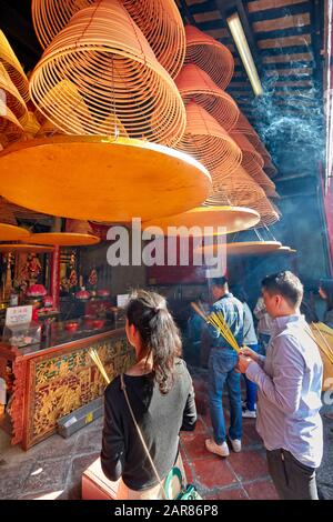 People praying in the Buddhist Pavilion Zhengjiao Chanlin at the A-Ma Temple. Macau, China. Stock Photo