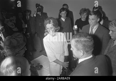 Spacecraft Frank Borman (commander of Apollo 8) in Congress Centre in The Hague family Borman Date: February 10, 1969 Location: The Hague, Zuid-Holland Keywords: CONGENTS, commanders , families, spacecraft Personal name: Apollo Stock Photo