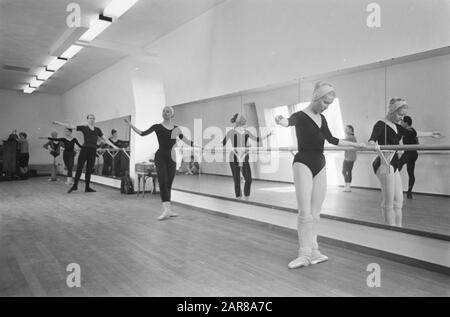 Russian ballet group exercises in Stadsschouwburg, practice at the barre Date: 6 February 1968 Keywords: STANDSCHOUWBURGEN, ballet groups, exercises Stock Photo