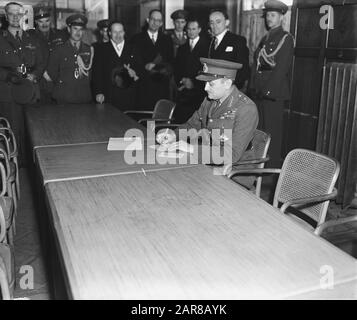 General Foulkes in Wageningen. Greeting General Kruls. Foulkes in hotel, dem. capitulation Date: 3 May 1948 Location: Gelderland, Wageningen Keywords: CAPITULATION, HOTEL, greetings Personal name: Foulkes, Kruls, H.J. Stock Photo