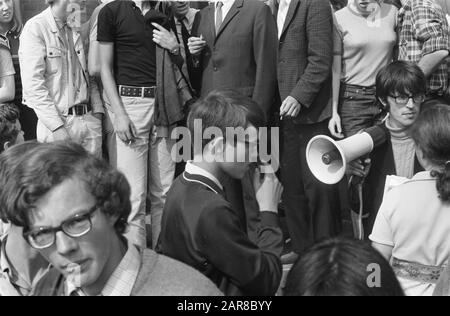 High school students Eindhoven demonstrate against using hei at Oirschot as training area tanks Date: September 9, 1969 Location: Eindhoven, Oirschot Keywords: SCHOLIER, demonstrations, training grounds Stock Photo