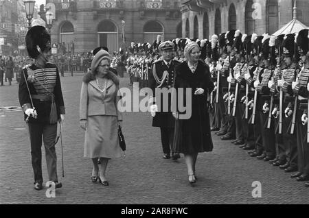 State visit Queen Margrethe and Prince Henrik of Denmark; arrival Palace on Dam with inspection Honor Guard Date: 29 October 1975 Keywords: arrivals, honorary guards, state visits Personal name: Henrik prince, Margrethe II, Queen of Denmark Stock Photo