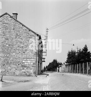 Mémorial du Mardasson, the USA War memorial in Bastogne, Belgium  Street statue, on the corner house a reference to the barracks: Cave Historique NUTS Pste de Comp du Gral Mc Auliffe.1944 Date: 1956 Location: Bastogne, Belgium Keywords: signage, war monuments, street images Stock Photo