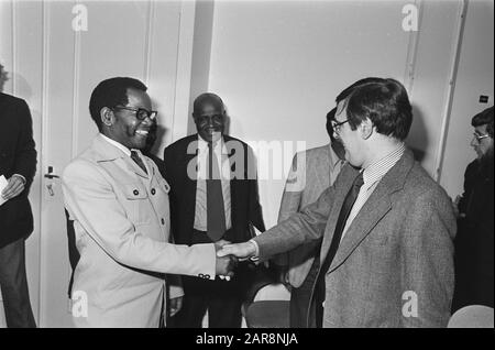 Minister Pronk receives top ANC (South African Liberation Movement); v.l.n.r. President ANC Olivier Tambo Secretary Nkobi and Minister Pronk/Date: October 5, 1977 Keywords: receipts, Presidents Personal name: Anc, Pronk, Jan Stock Photo