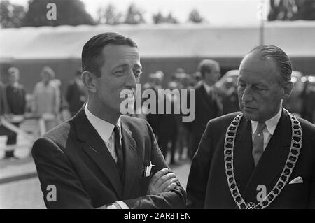 Prins Bernhard visits Twente  During the tour through the factory of Stork, director Sickinge and mayor Von Fisenne of Hengelo speak with each other Date: September 5, 1968 Location: Hengelo, Overijssel Keywords: visits, factories, group portraits, guided tours Personal name: Fisenne, L.M.E. von, Sickinge, F.O.J. Stock Photo