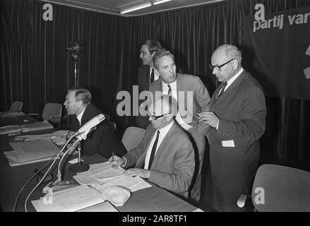 Party Council of the PvdA in Rotterdam, September 1968  During the suspension consultation of part of the board takes place. Standing (r) Joop den Uyl, next to him Prof. Klein and Dankert; sitting chairman Tans (r) and E.R Wieldraaier Date: 21 September 1968 Location: Rotterdam, Zuid-Holland Keywords: meetings, group portraits, politicians, meetings Personal name: Dankert, Piet, Klein, Ger, Tans, Sjeng, Uyl, Joop den, Wheel Turner, E.R. Stock Photo