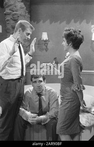 TV game ¨Mister Mazure¨. Ton Lensink, Wim van den Heuvel and Shireen Strooker Date: March 1, 1961 Keywords: actors, television dramas Personal name: Heuvel, Wim van den, Lensink, Ton, Strooker, Shireen Stock Photo