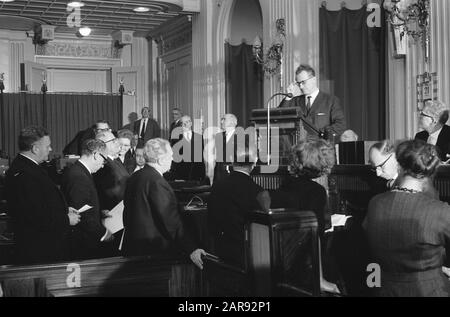 House deals with salary increase of TV staff Hr. Peters asks questions to Secretary of State Scholten Date: 21 November 1961 Keywords: staff, salary increases, questions Personal name: Hr. Peters, Scholten, Ynso Stock Photo